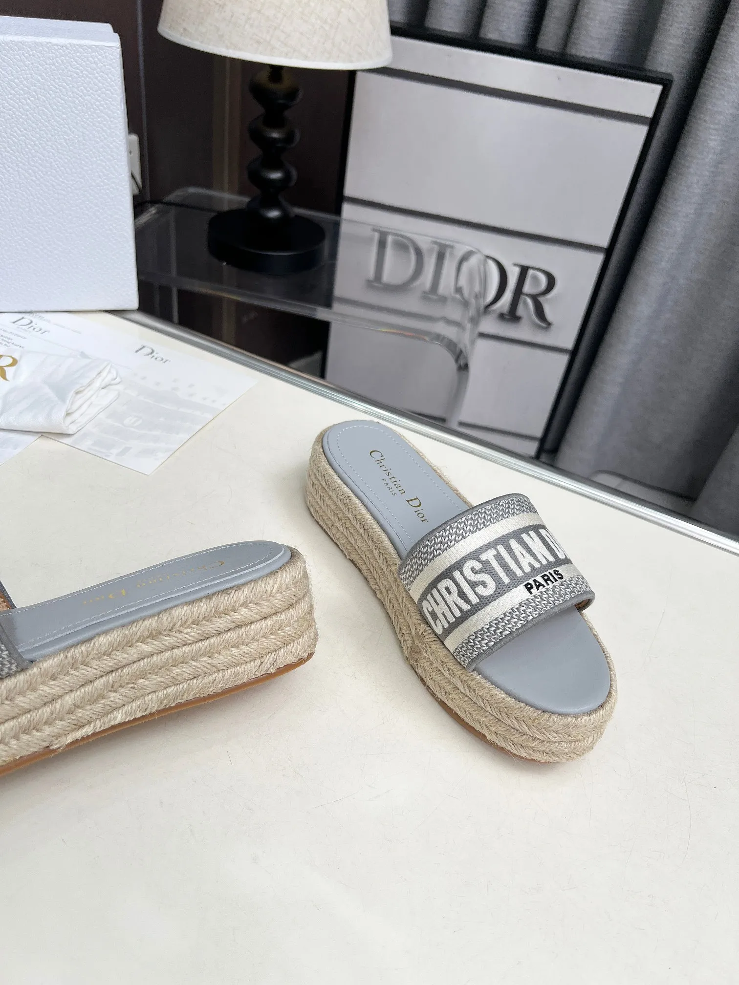 👟👟Ex-factory price 420👟👟 Dior's new spring and summer IVIETA DWAY jelly-colored flat-soled one-slip women's shoes with CD letter logo three-dimensional embroidery thick-soled round-toe open-toe slippers. The original version is developed to be the top version on the market. It feels soft and delicate on the feet and is extremely comfortable. Material: Upper imported raffia electric embroidery high-temperature water-soluble cotton technical fabric + water-dyed cowhide foot pad lining + original consistent combination outsole Outsole: original outsole Size: 35-42 (40.41.42 custom-made, non-refundable and non-exchangeable)